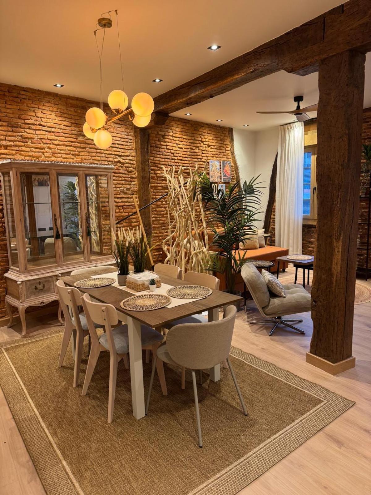 Deluxe Appartement met 2 Slaapkamers en Balkon